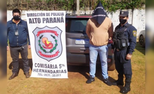 Se paseaban en lujoso vehículo “cabrito” y terminan detenidos