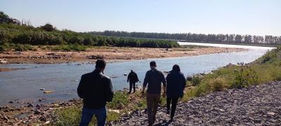 Controlan cauce del arroyo Mburicaó ante denuncia de derrame de efluentes rojos - Nacionales - ABC Color