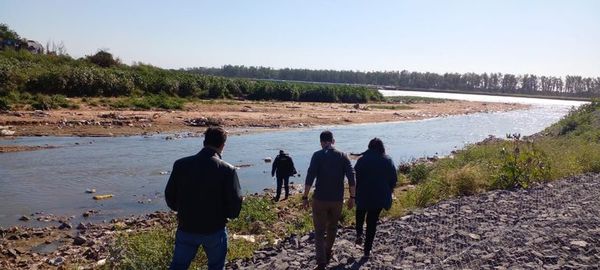 Controlan cauce del arroyo Mburicaó ante denuncia de derrame de efluentes rojos - Nacionales - ABC Color