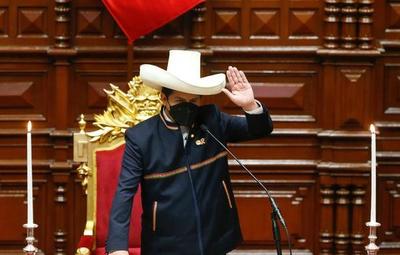 Pedro Castillo tomó posesión como presidente de Perú