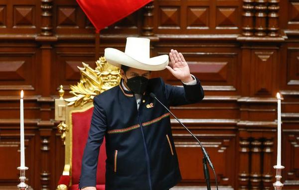 Pedro Castillo tomó posesión como presidente de Perú