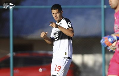 Hace caso omiso a la discapacidad auditiva y debuta con doblete en Olimpia