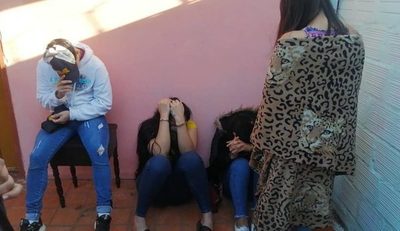 Video: 3 travestis extorsionaron a 40 ñembo picholos, con el cuento del sexo fácil con mujeres hermosas