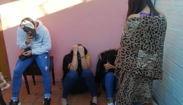 Video: 3 travestis extorsionaron a 40 ñembo picholos, con el cuento del sexo fácil con mujeres hermosas