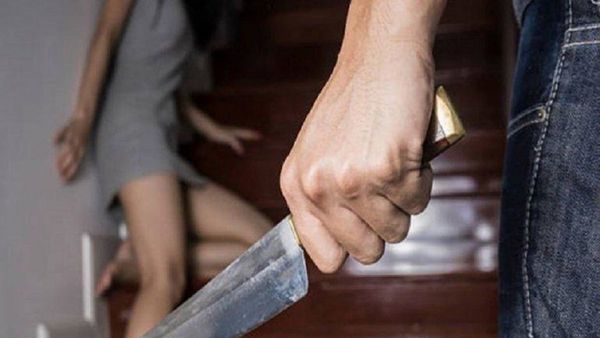 Policía busca a un hombre por presuntamente apuñalar a ex pareja