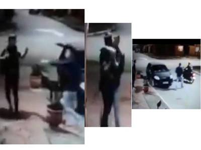 Motochorro entró en acción, pero se dio cuenta que su victima era su amigo, lo abrazó y se fue