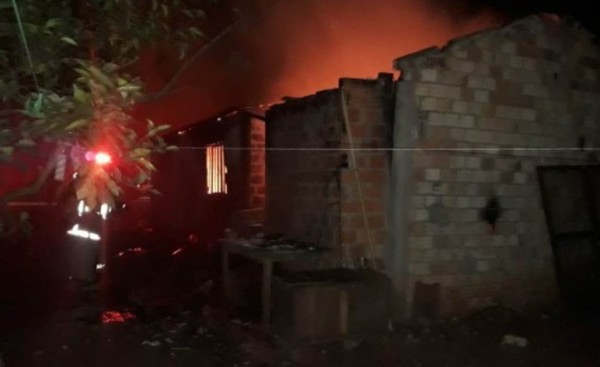 Cortocircuito causa incendio de vivienda en el Km 10 Acaray