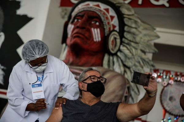 Ministro celebra marca de 100 millones de brasileños vacunados con una dosis - Mundo - ABC Color