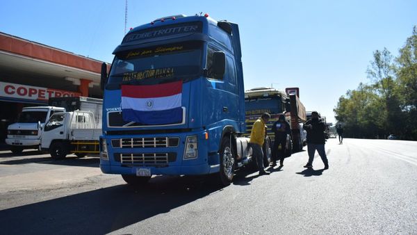 Camioneros iniciaron paro indefinido y piden solución