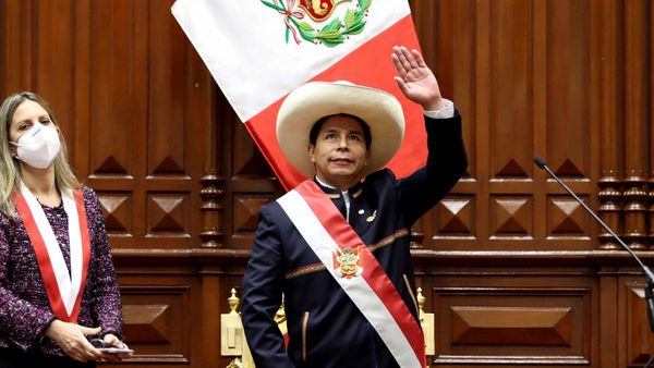 Castillo asume y anuncia plan para reformar la Constitución de Perú