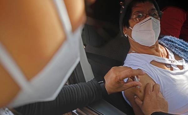 Airada reacción ciudadana ante anuncio de que Salud se "enfocará en aplicación de segundas dosis” - ADN Digital