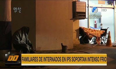 Familiares de internados en IPS soportan intenso frío en precarias condiciones | Telefuturo