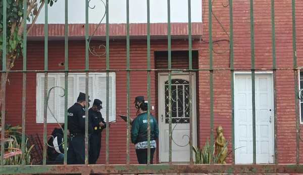 Solitario delincuente finge ser cliente y roba celulares y dinero de prostíbulo - La Clave