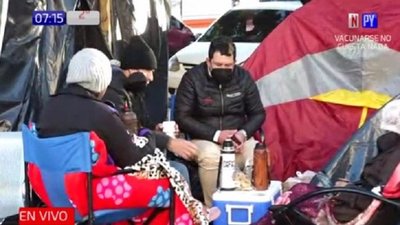 Estoicos familiares de pacientes resisten frío polar en IPS Ingavi | Noticias Paraguay