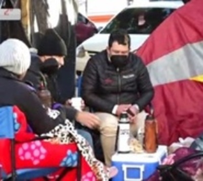 Familiares de pacientes soportan frío polar en IPS Ingavi - Paraguay.com