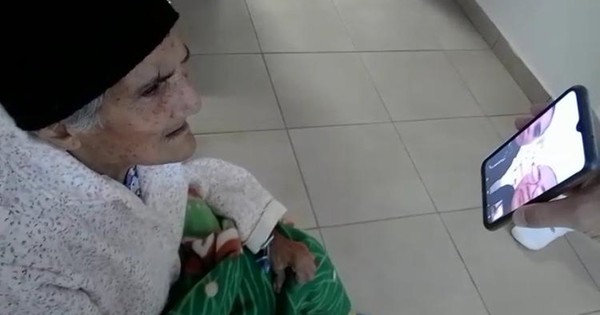 La Nación / Abuelita emocionó por la alegría que irradió por una videollamada de su familia desde su lugar de internación