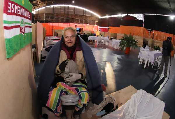SEN albergó en la fría noche y madrugada a 37 personas y asistió a otras 10 en calle | .::Agencia IP::.