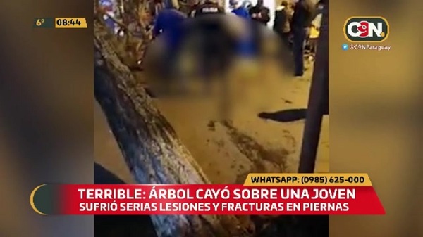 Terrible: Árbol cayó sobre una joven motociclista en Itauguá - C9N
