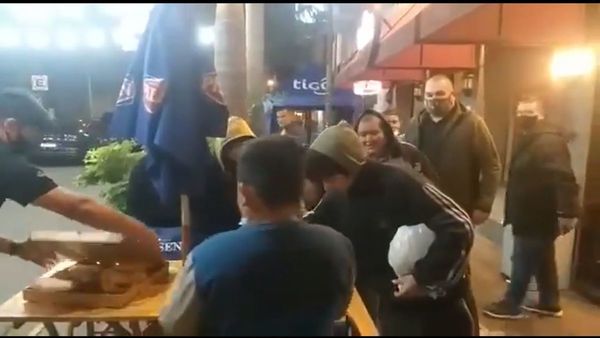 Chilavert repartió sándwiches a niños trabajadores de la calle