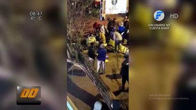 Un viejo árbol cae sobre una joven que circulaba en moto en Itauguá