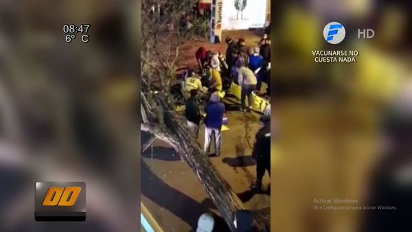 Un viejo árbol cae sobre una joven que circulaba en moto en Itauguá