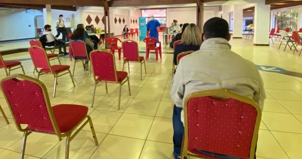 La Nación / Un joven buscó en redes a señorita que vio en vacunatorio y luego se arrepintió