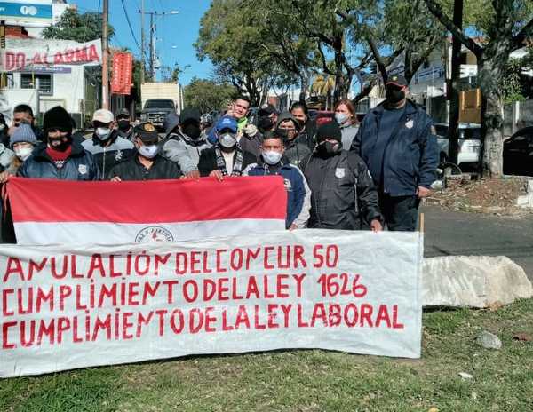 Guardiacárceles se manifiestan frente al Ministerio de Justicia