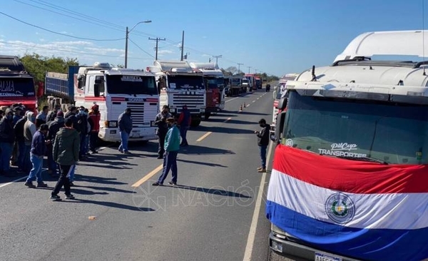 Diario HOY | Camioneros continúan con el paro nacional y piden incremento en precio del flete