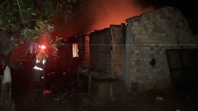 Familia queda prácticamente en la calle tras incendio de vivienda - ABC en el Este - ABC Color