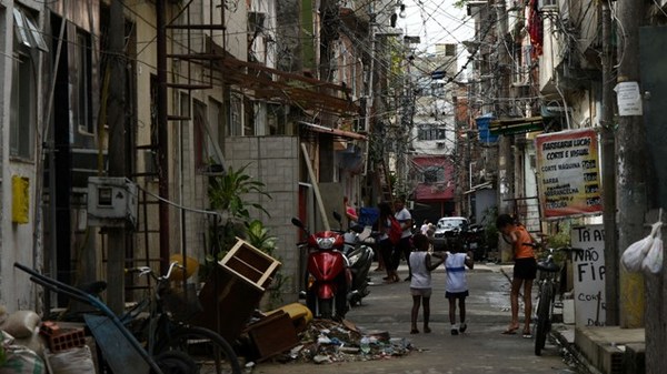 Lanzan una campaña de vacunación masiva en el mayor complejo de favelas de Río de Janeiro | .::Agencia IP::.