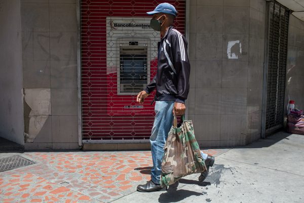 La inflación acelera la desaparición de los cajeros en Venezuela - MarketData