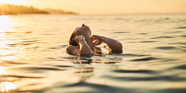 La nueva tendencia: Agua de mar para curar el acné