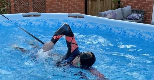 La increíble historia del nadador que pasó de entrenar en una piscina de lona en su casa a ganar el oro en Tokio - C9N