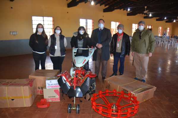 Escuela Agrícola y mujeres capacitadas por el SNPP recibieron multicultivadores | .::Agencia IP::.