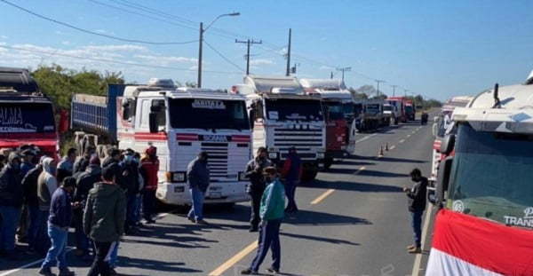 Camioneros continúan con el paro nacional y piden incremento del precio del flete - Noticiero Paraguay