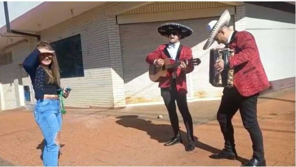 Puso los cuernos y ahora pide perdón con mariachi