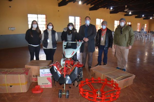 Entregan motocultores a Escuela Agrícola en Minga Guazú