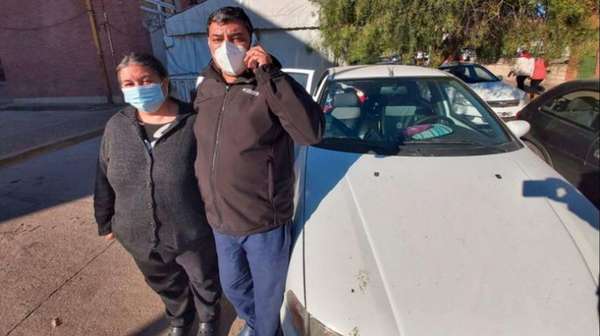 La historia de los padres que desde hace 45 días duermen en un auto en las afueras de un hospital esperando que su hijo se recupere