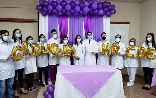 Profesionales médicos culminan residencia en Hospital Regional de CDE