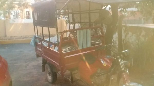 Roban comercio a bordo de motocarro