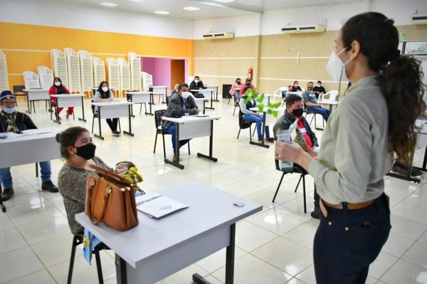 Capacitan en manejo de plantas medicinales a emprendedores de Salto del Guairá