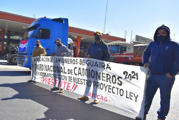 Camioneros de Guairá se concentran en cruce Villarrica-Paraguarí - Nacionales - ABC Color