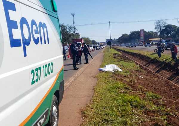 Un MUERTO en CHOQUE FRONTAL entre auto y moto