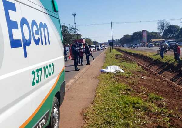 Un  MUERTO en CHOQUE FRONTAL entre auto y moto