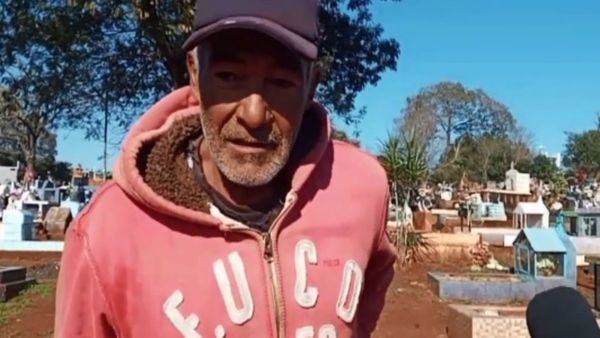 Don Buenaventura, sepulturero desde hace 30 años: "Me piden descuento por el entierro"