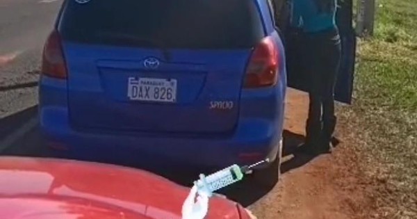La Nación / “Se le cayó su basura” por la ventana del auto, pero una joven la recogió y devolvió al propietario