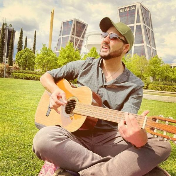 Alessandro Galas presenta: “Te extraño”