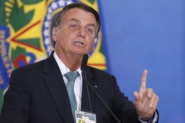 Bolsonaro insinúa que autoridad electoral quiere favorecer a Lula
