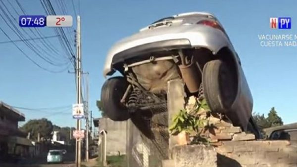 Un automóvil quedó colgado de un muro en Luque