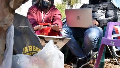 Con braseros, acompañantes tratan de combatir el intenso frío en el IPS